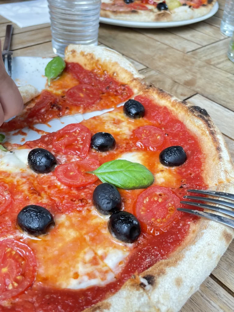 Dokonale křupavá pizza v restauraci La Cucina Nera. 