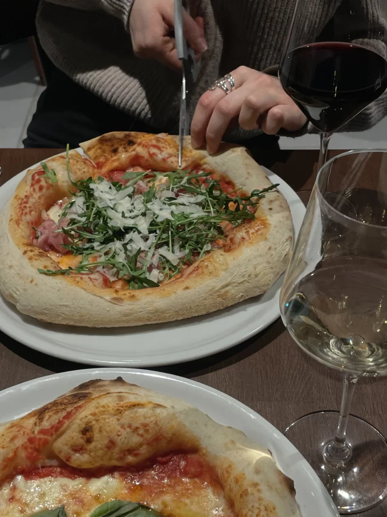 Autentická neapolská pizza v restauraci ZAZA. 